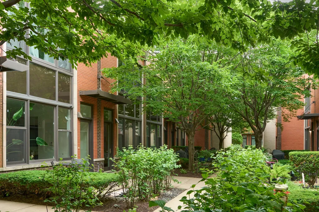 952 North Crosby Street Chicago IL 60610