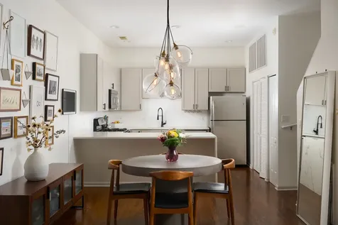 952 North Crosby Street Chicago IL 60610