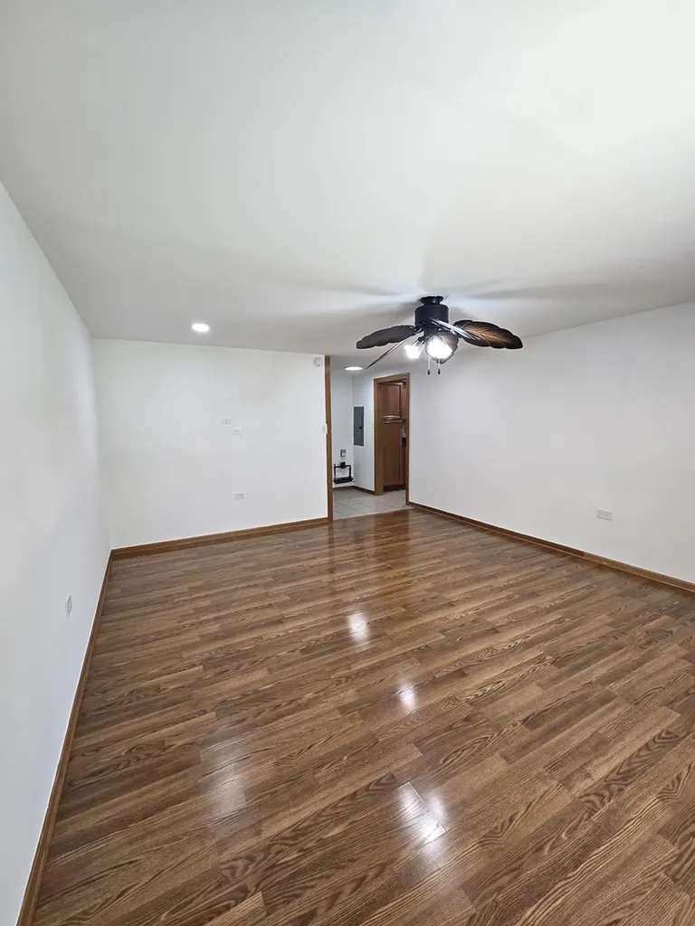 1832 West Weathersfield Way Schaumburg IL 60193