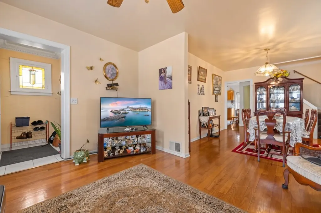 5349 West Fletcher Street Chicago IL 60641