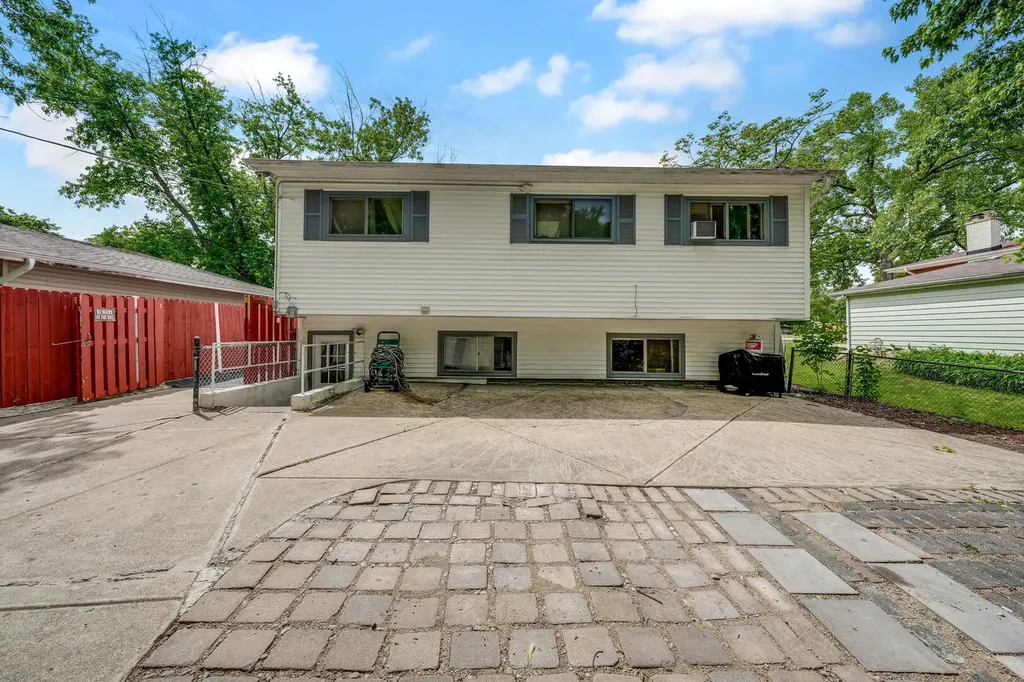 14 East Van Buren Street Villa Park IL 60181