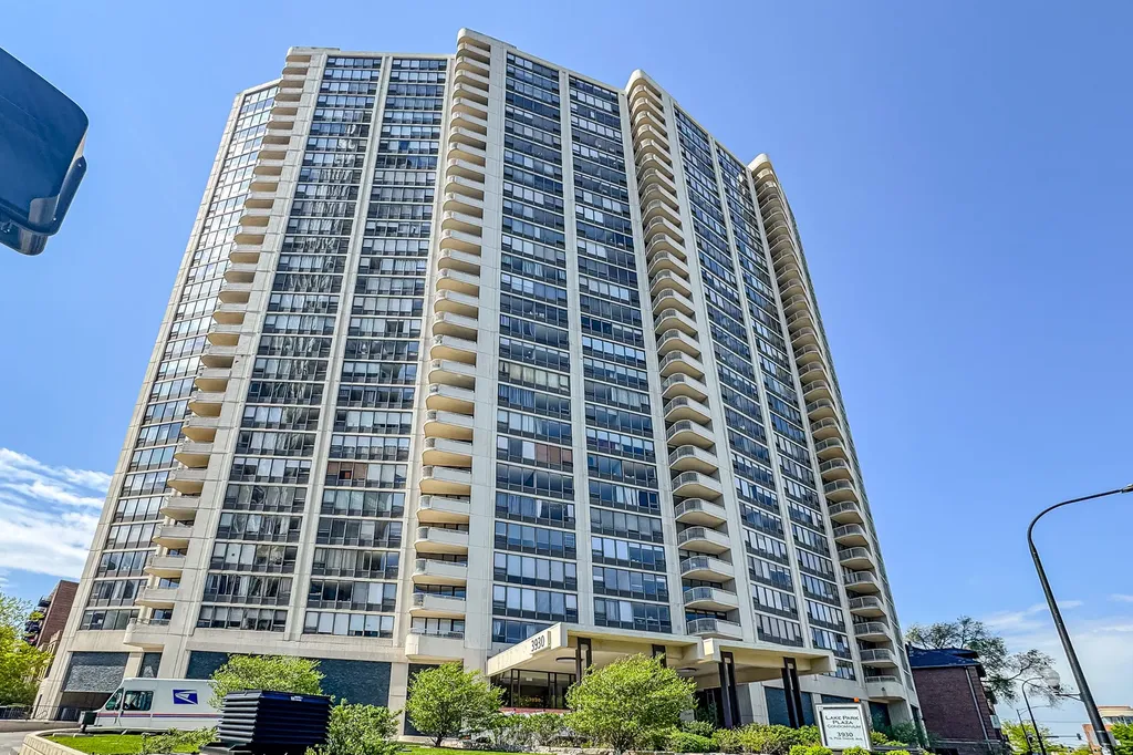 3930 North Pine Grove Avenue Chicago IL 60613