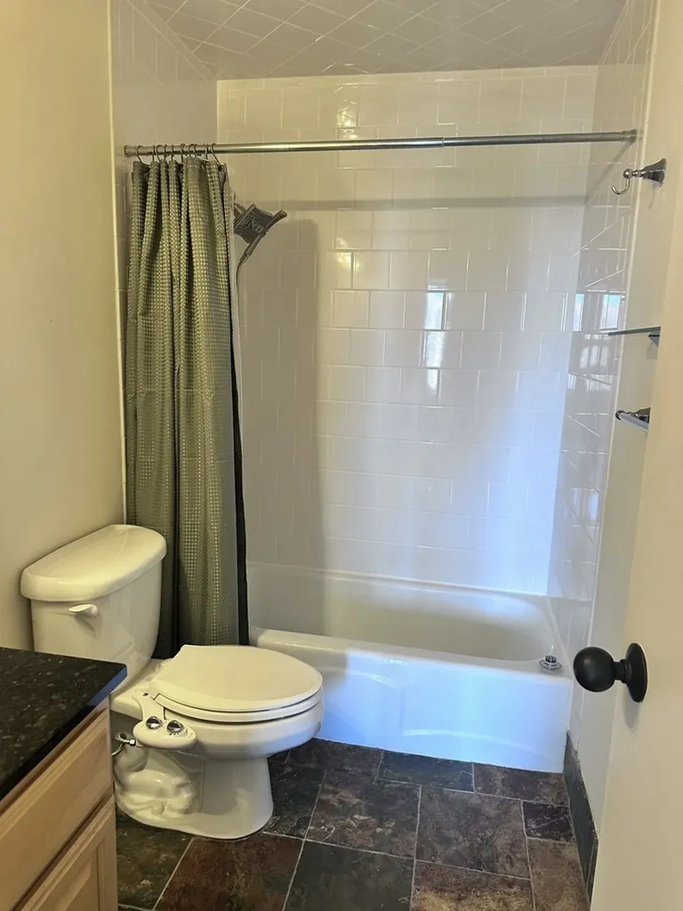 3930 North Pine Grove Avenue Chicago IL 60613