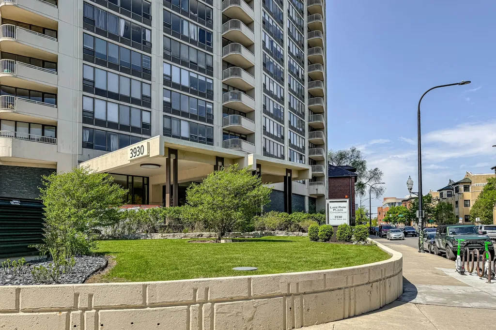 3930 North Pine Grove Avenue Chicago IL 60613