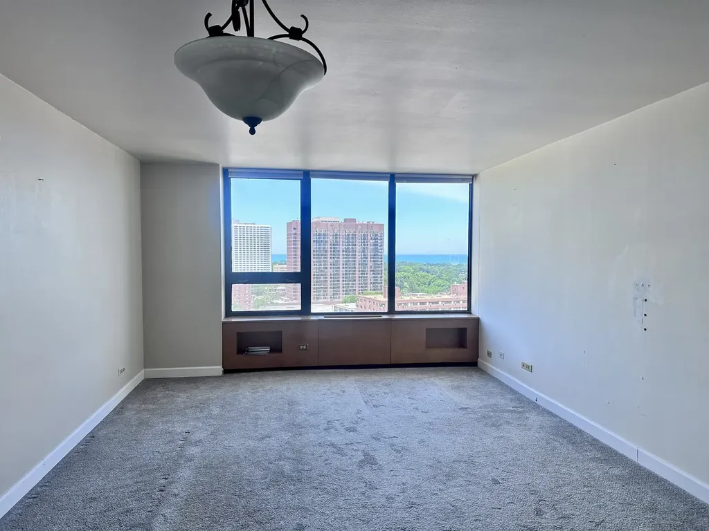 3930 North Pine Grove Avenue Chicago IL 60613