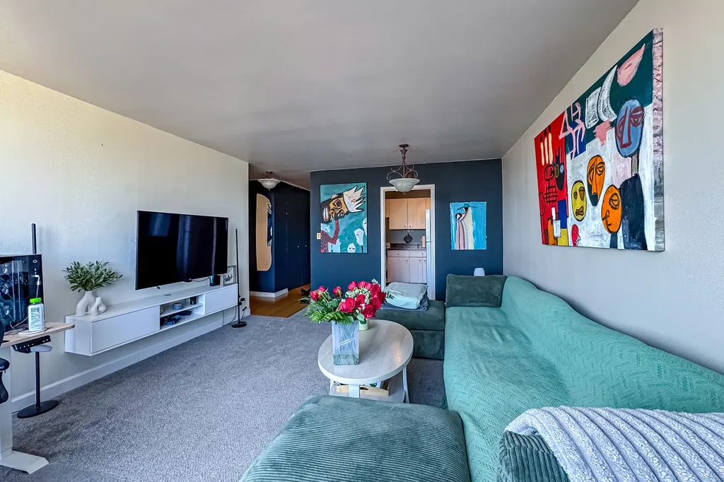 3930 North Pine Grove Avenue Chicago IL 60613