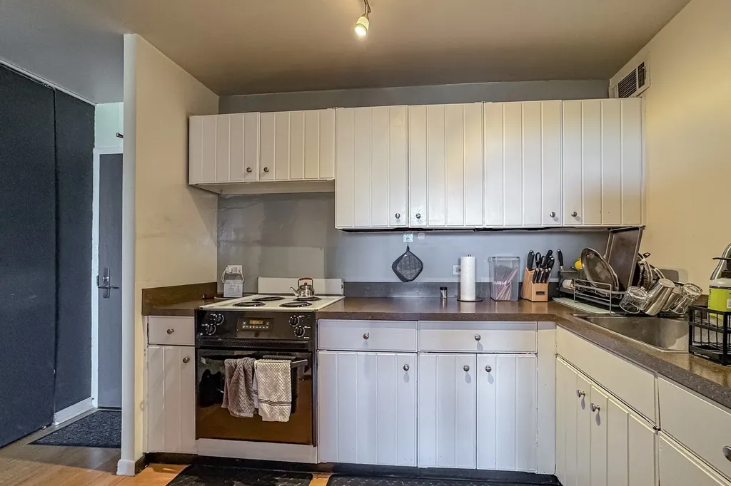 3930 North Pine Grove Avenue Chicago IL 60613