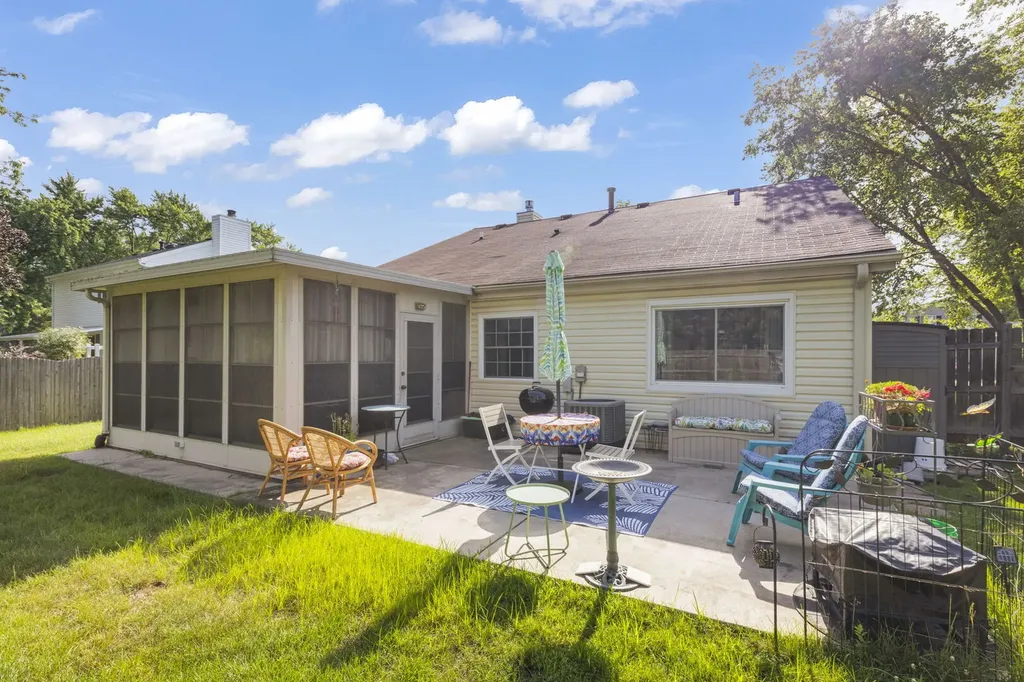 2S111 Waltham Court Warrenville IL 60555
