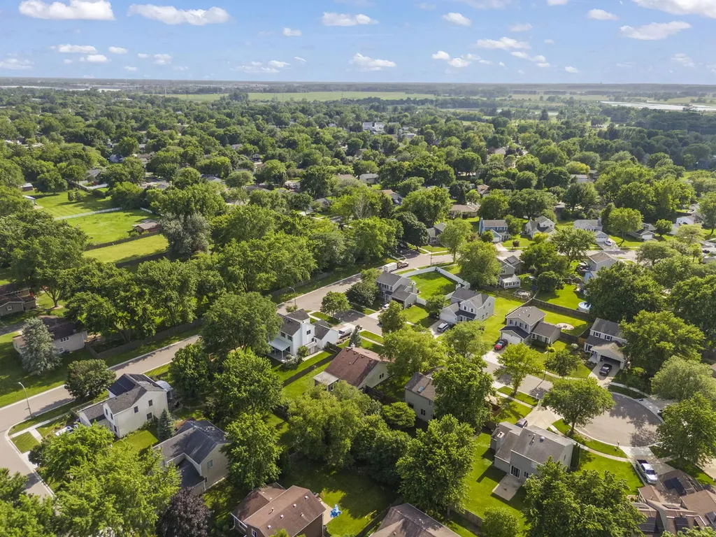 2S111 Waltham Court Warrenville IL 60555
