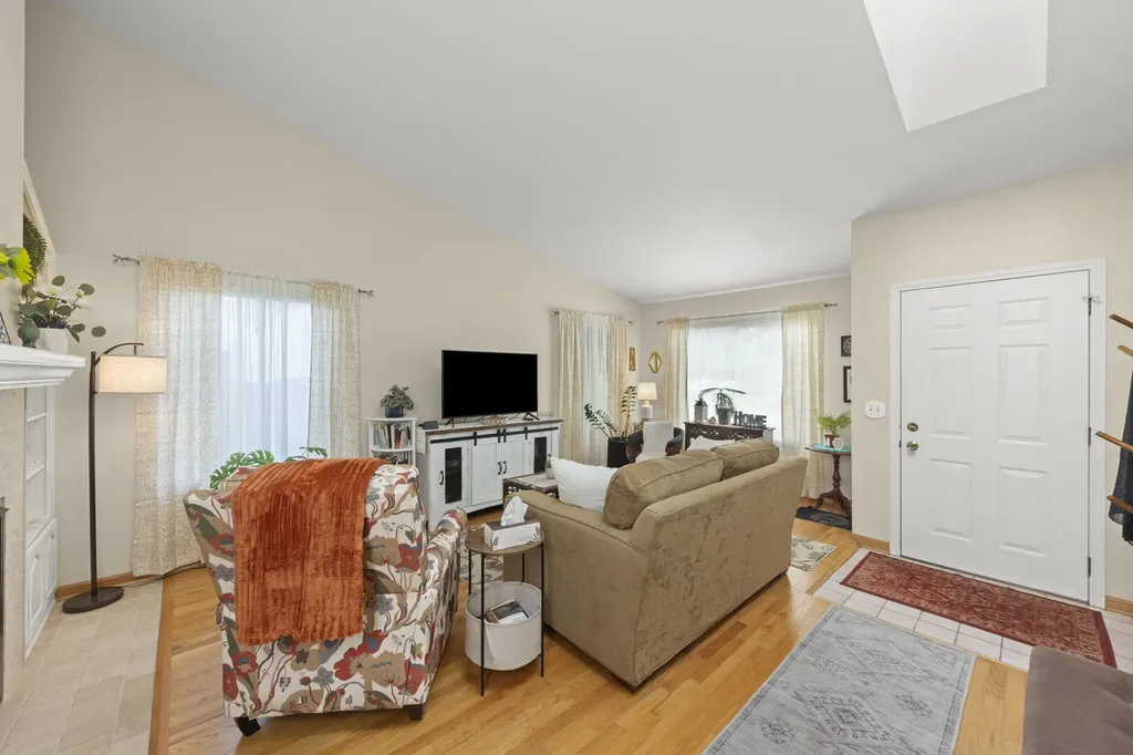 2S111 Waltham Court Warrenville IL 60555