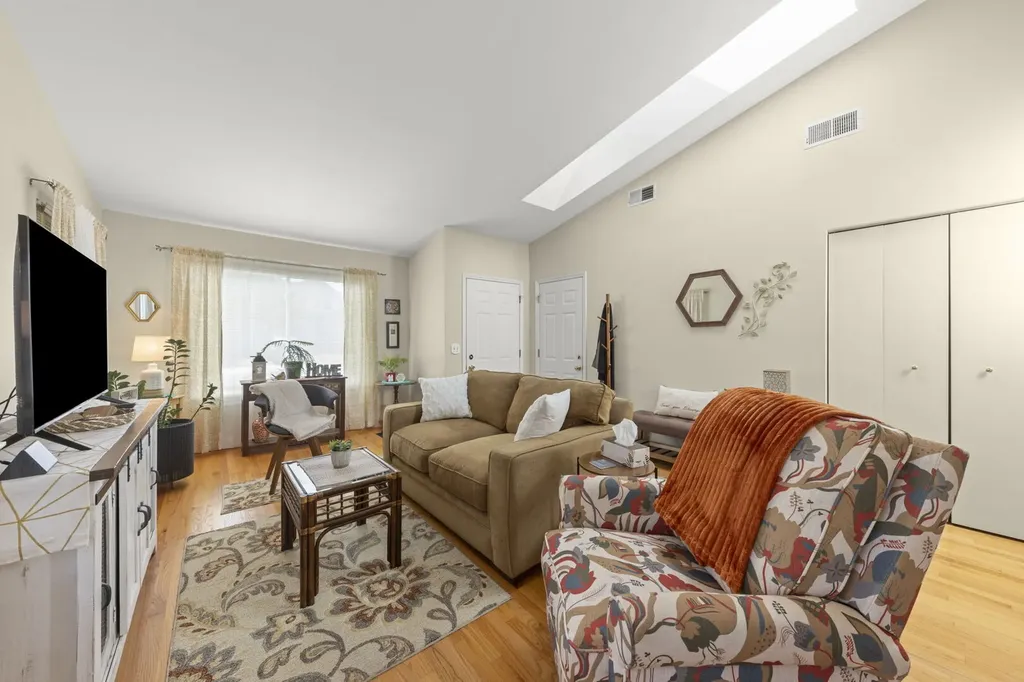 2S111 Waltham Court Warrenville IL 60555