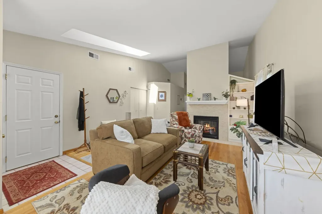 2S111 Waltham Court Warrenville IL 60555