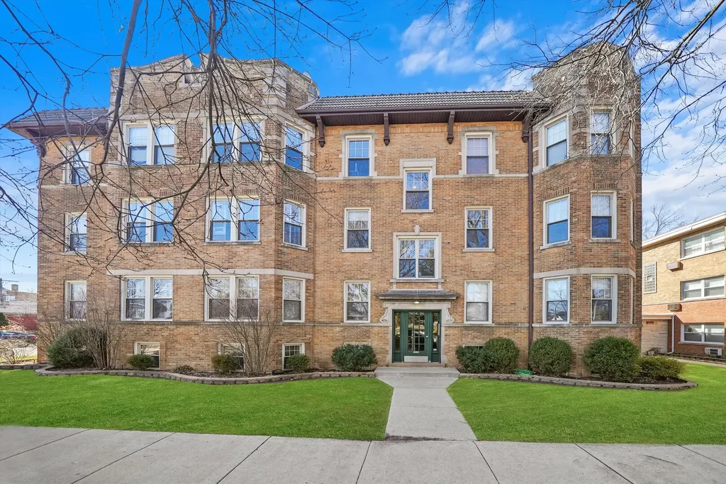 7404 North Oakley Avenue Chicago IL 60645