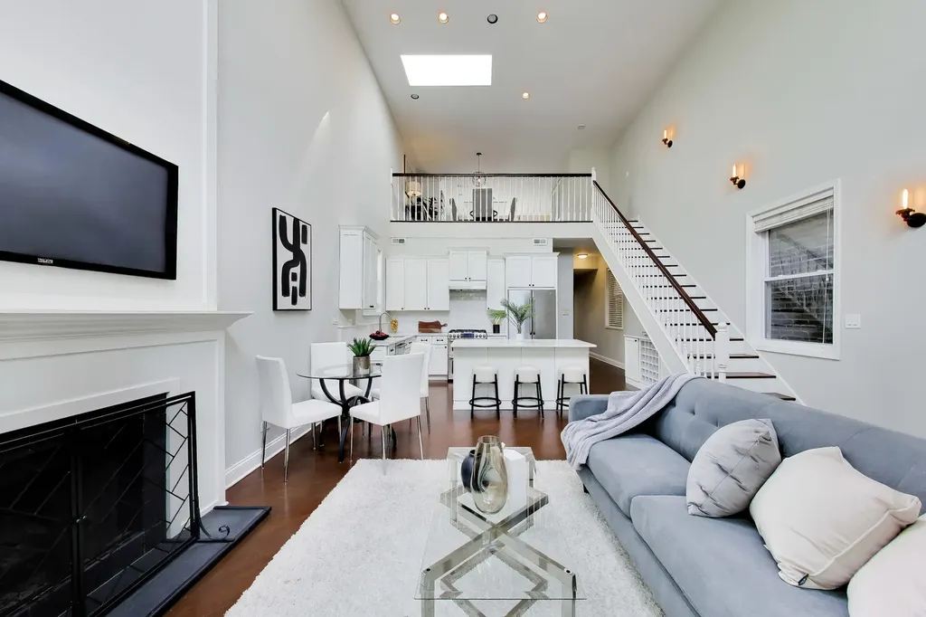 2133 North Southport Avenue Chicago IL 60614