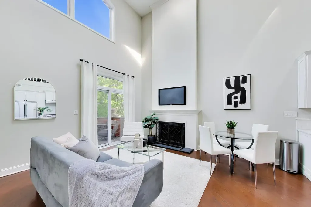 2133 North Southport Avenue Chicago IL 60614