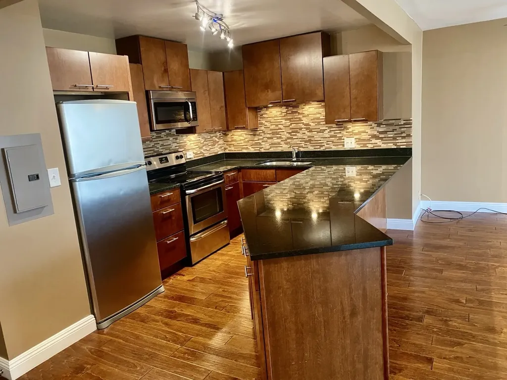 3930 North Pine Grove Avenue Chicago IL 60613