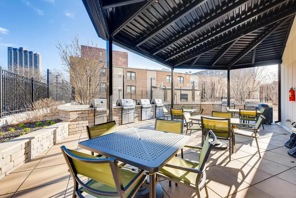 3930 North Pine Grove Avenue Chicago IL 60613