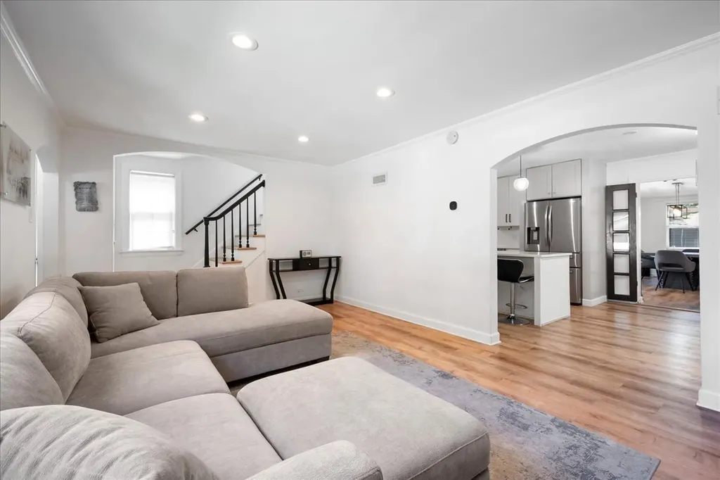 3011 West Jarvis Avenue Chicago IL 60645