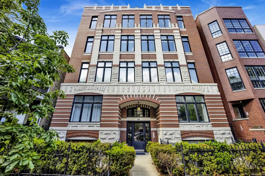 540 West Oakdale Avenue W Chicago IL 60657