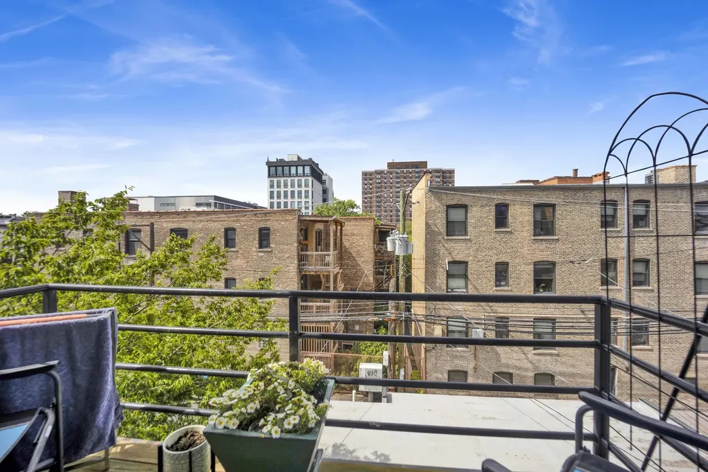 540 West Oakdale Avenue W Chicago IL 60657