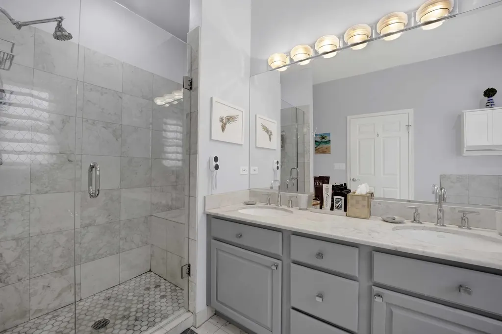 540 West Oakdale Avenue W Chicago IL 60657