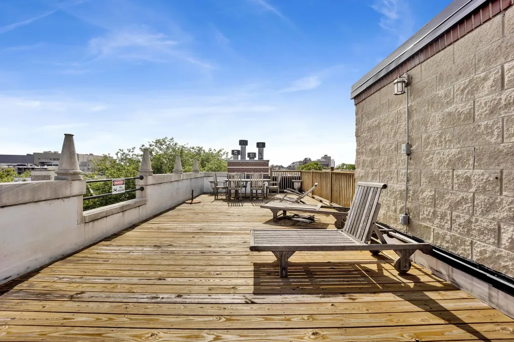 540 West Oakdale Avenue W Chicago IL 60657