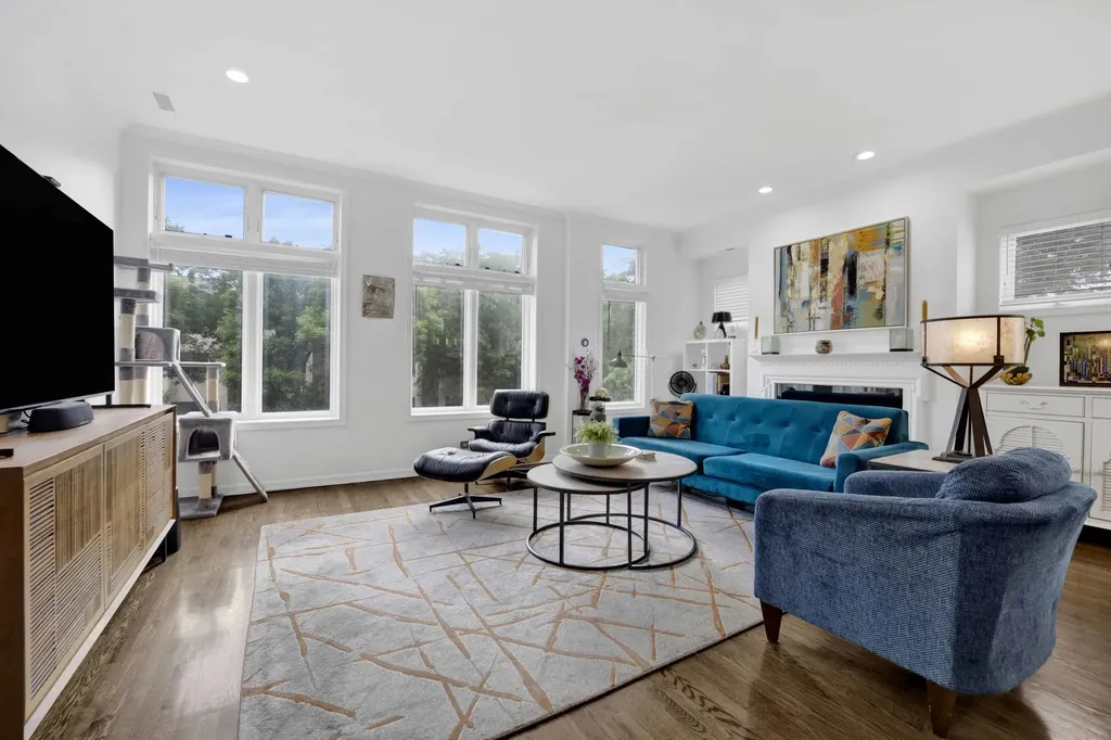 540 West Oakdale Avenue W Chicago IL 60657
