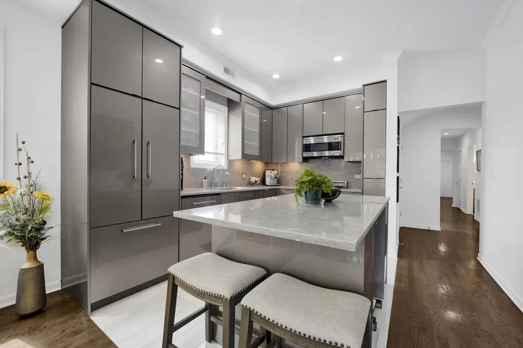540 West Oakdale Avenue W Chicago IL 60657