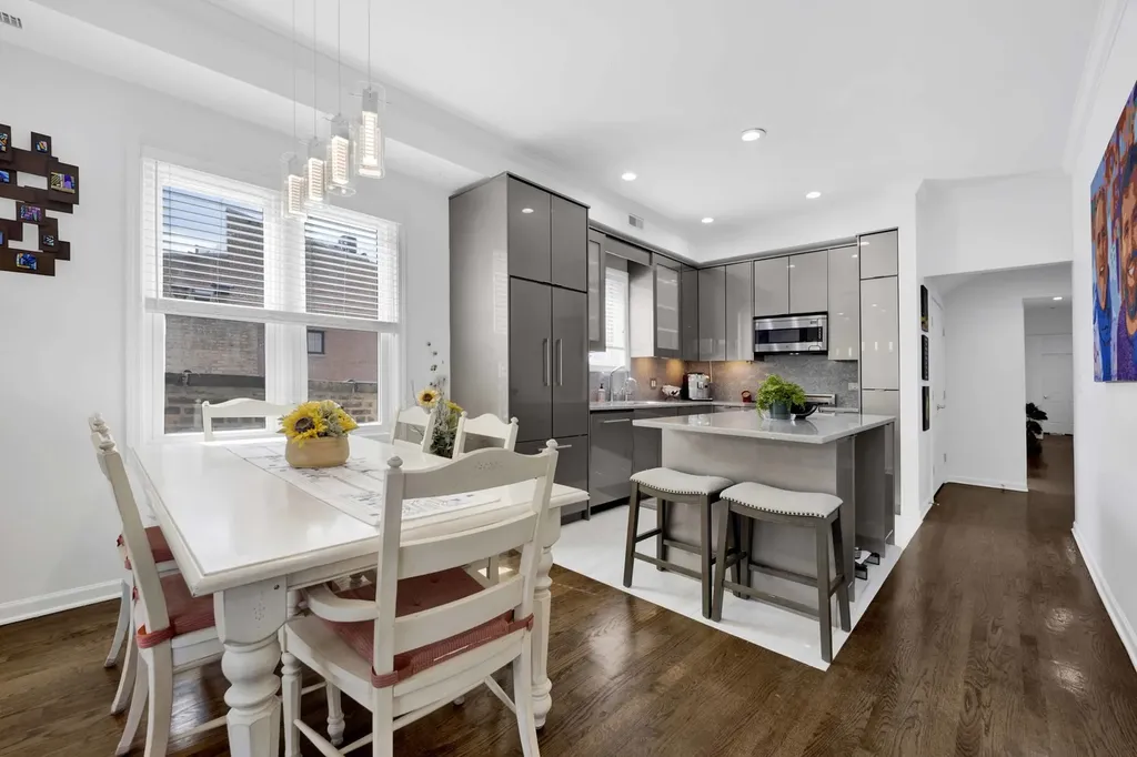 540 West Oakdale Avenue W Chicago IL 60657