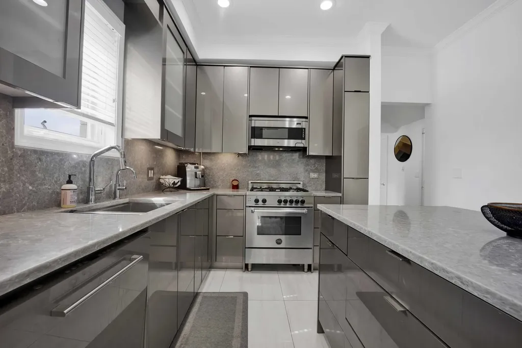 540 West Oakdale Avenue W Chicago IL 60657