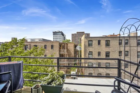 540 West Oakdale Avenue W Chicago IL 60657