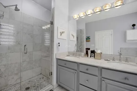 540 West Oakdale Avenue W Chicago IL 60657