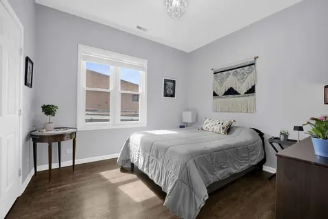 540 West Oakdale Avenue W Chicago IL 60657