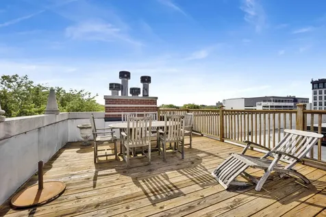 540 West Oakdale Avenue W Chicago IL 60657