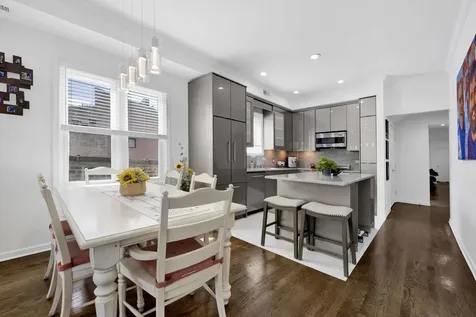 540 West Oakdale Avenue W Chicago IL 60657