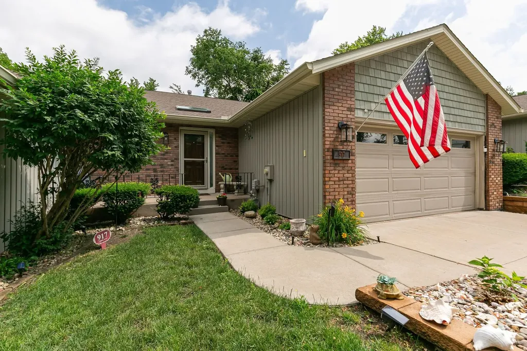 917 23RD Avenue East Moline IL 61244