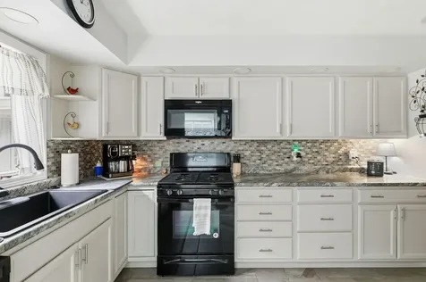 917 23RD Avenue East Moline IL 61244