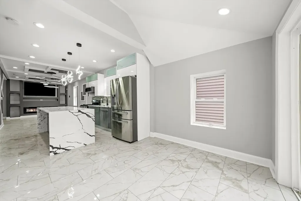7918 South Anthony Avenue Chicago IL 60619
