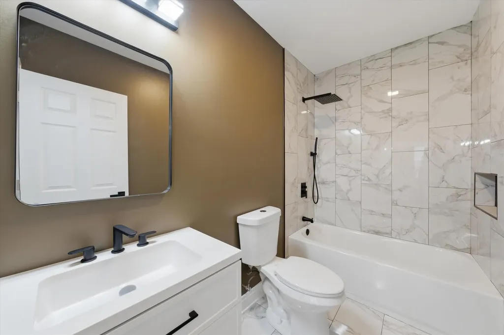 10112 South Union Avenue Chicago IL 60628