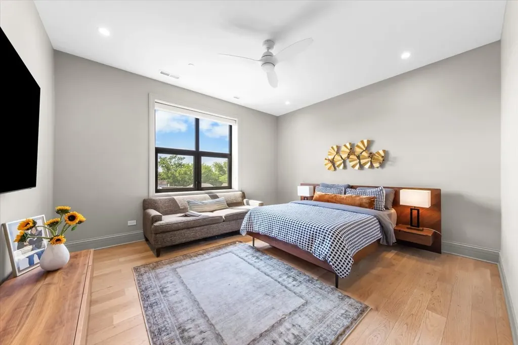 4504 North Clark Street Chicago IL 60640