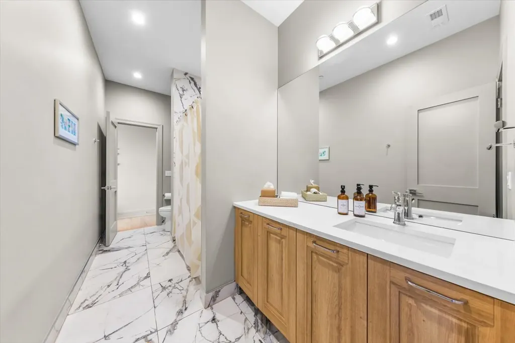 4504 North Clark Street Chicago IL 60640