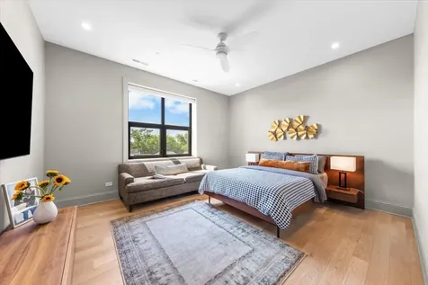4504 North Clark Street Chicago IL 60640