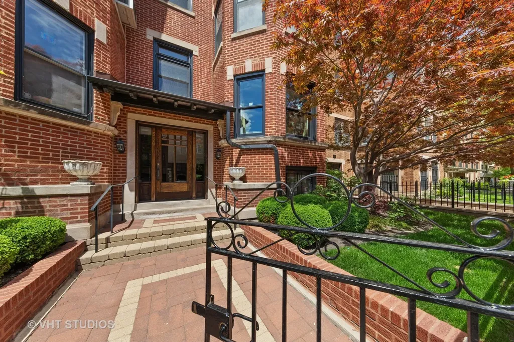 556 West Roscoe Street Chicago IL 60657