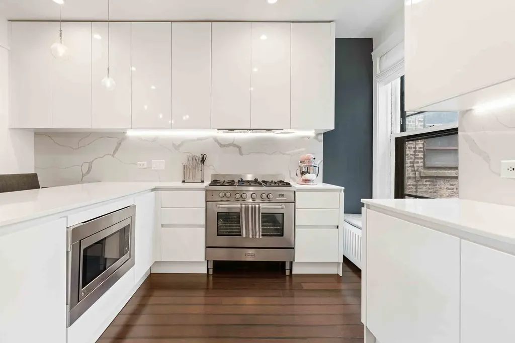 556 West Roscoe Street Chicago IL 60657
