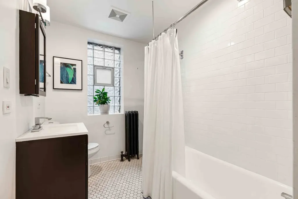 556 West Roscoe Street Chicago IL 60657