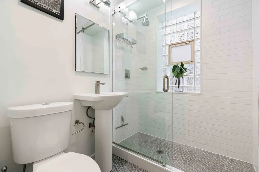 556 West Roscoe Street Chicago IL 60657