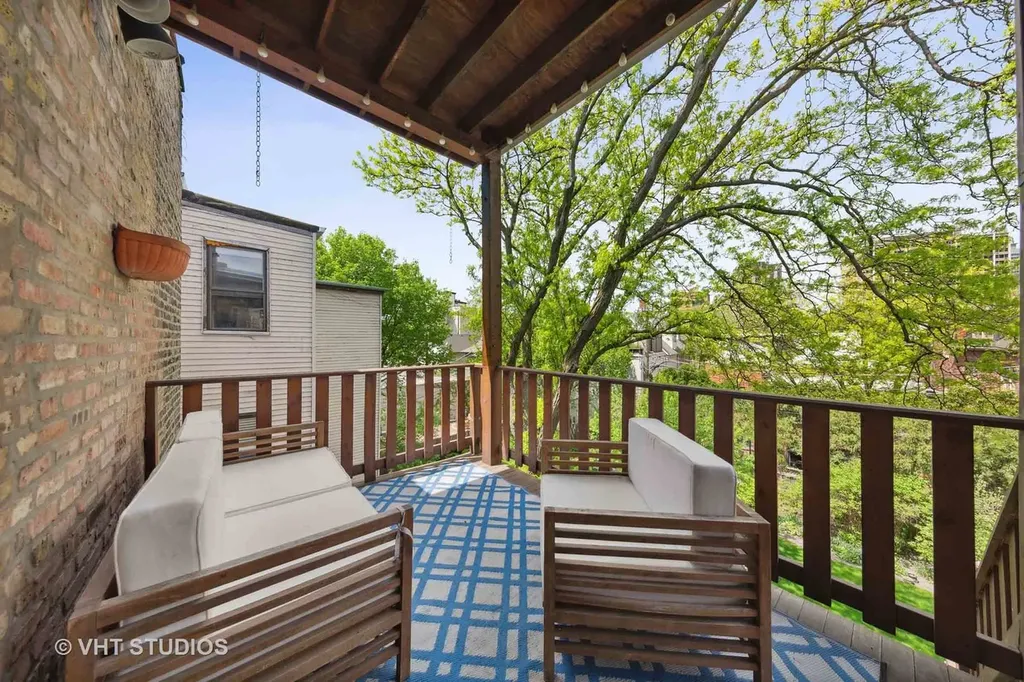 556 West Roscoe Street Chicago IL 60657