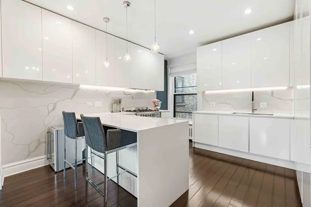 556 West Roscoe Street Chicago IL 60657