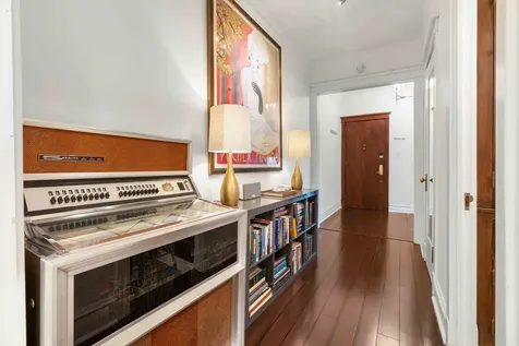 556 West Roscoe Street Chicago IL 60657