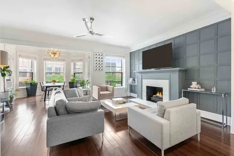 556 West Roscoe Street Chicago IL 60657